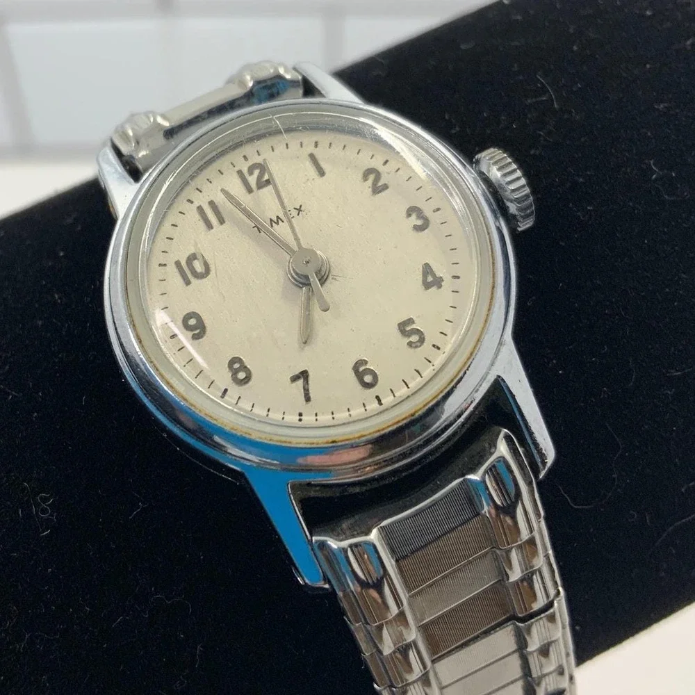 Vintage Timex Manual Wind Stainless Steel‎ Silver Cream Small Wristwatch